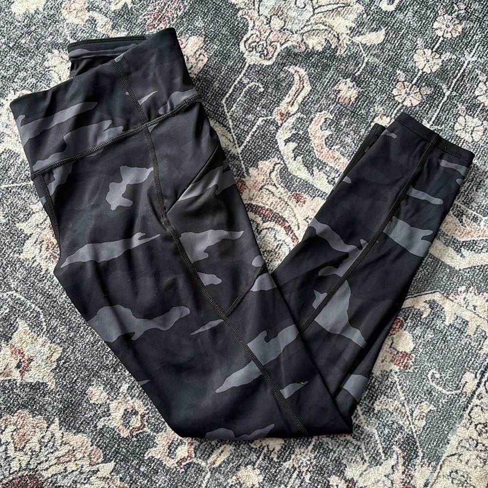 Athleta Black Camo Leggings. 25” with zippered side pockets. Size XS.